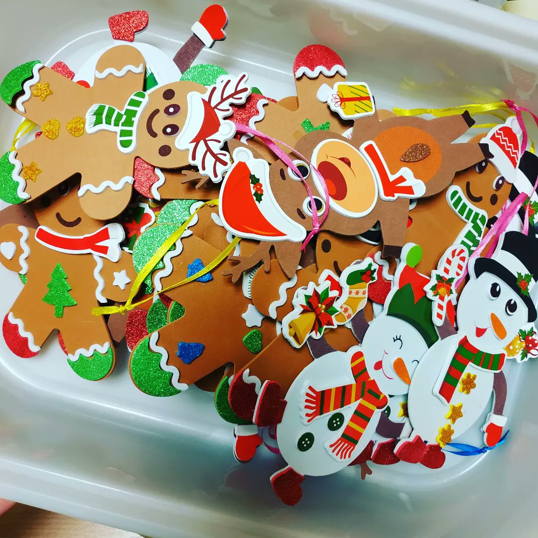 CenicientaCM's tweet photo. Bricolage marché de Noël
Tous les ans j'essaye de me renouveler mais pas toujours évident. J'ai trouvé des kits d'autocollants pour personnaliser des bonhommes de neige, des rennes et des bonhommes en pain d'épices. J'ai rajouté un petit chocolat dans le sachet en cadeau. https://t.co/2fvihudha3
