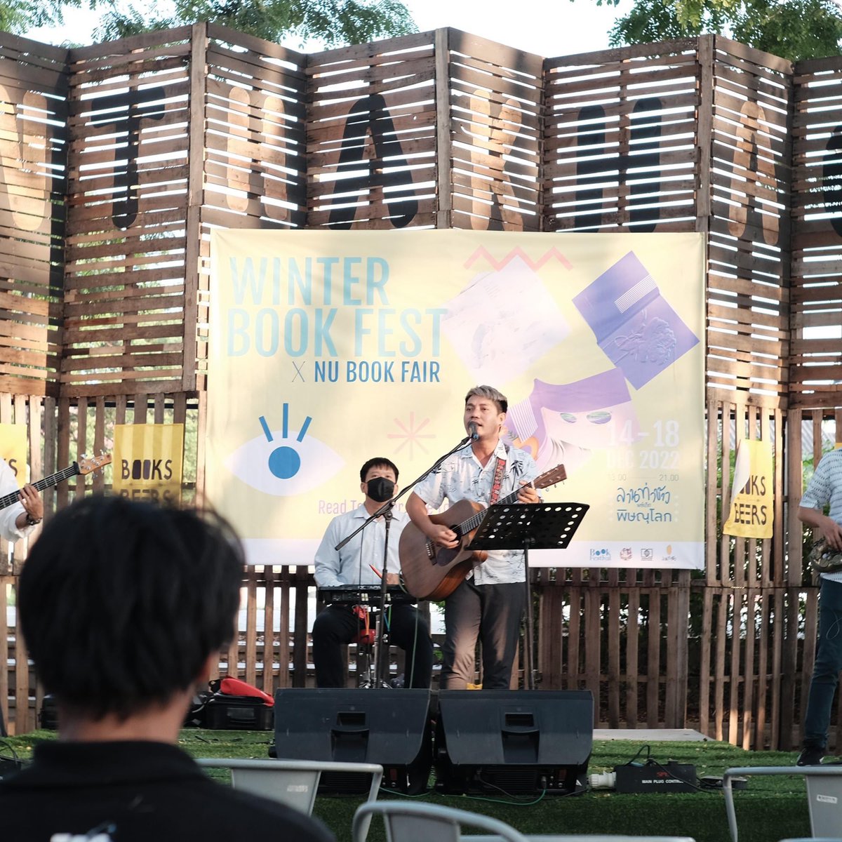 JakkritTomTom's tweet photo. ชวนชาวพิษณุโลกและจังหวัดใกล้เคียงมาเลือกซื้อหนังสือและเบียร์คราฟต์ดี ๆ ที่งาน Winter book fest ที่ลานท่าข้าว ถึงวันอาทิตย์นี้ครับ บรรยากาศดี หนังสือดี ๆ เพียบเลย #winterbookfest https://t.co/y4Rd6hxnfE