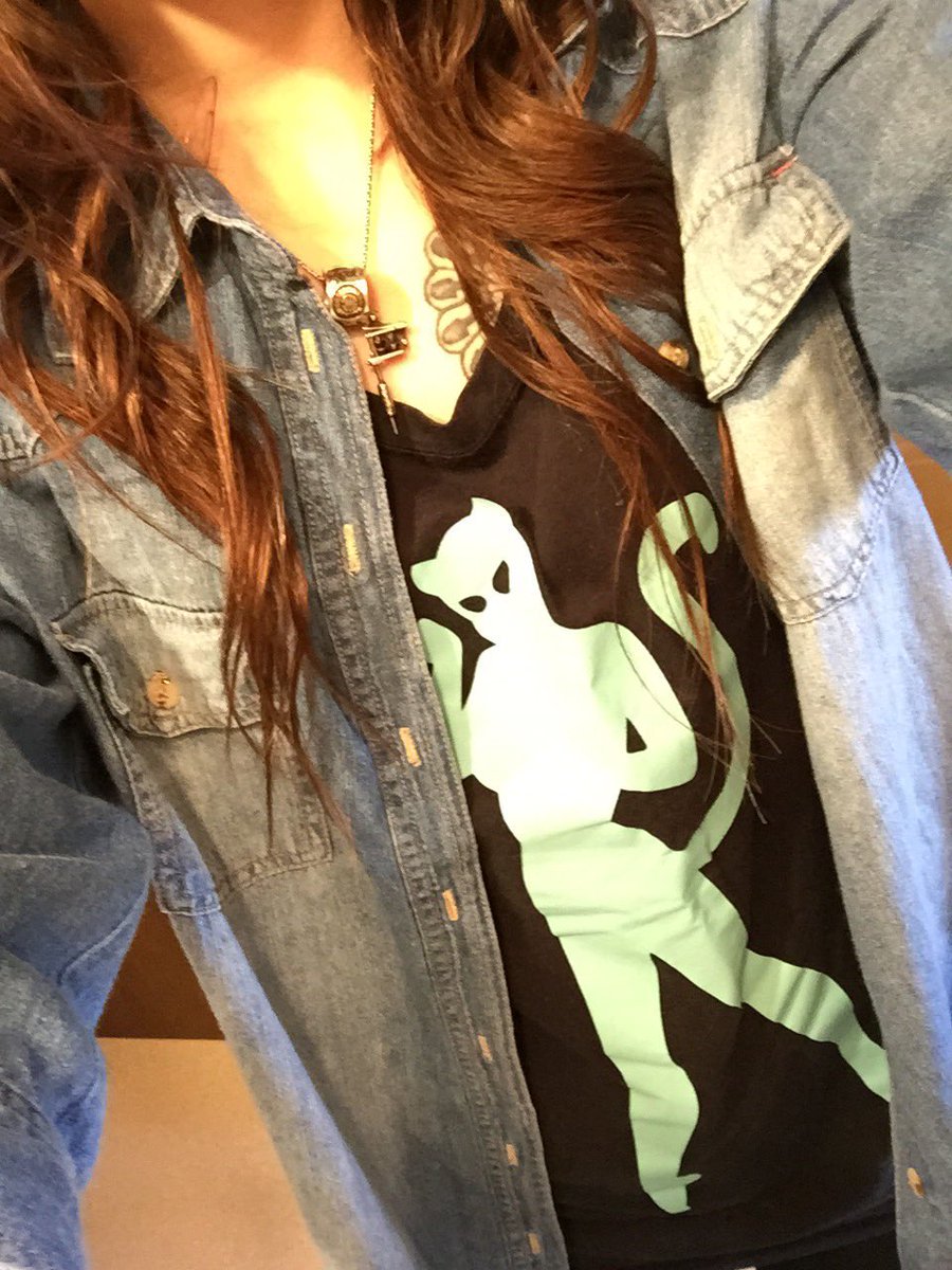 Tシャツ好きなんで
好きな漫画やゲーム、バンドTシャツはよく着る
1枚目の画像が今月買ったやつ😂多 