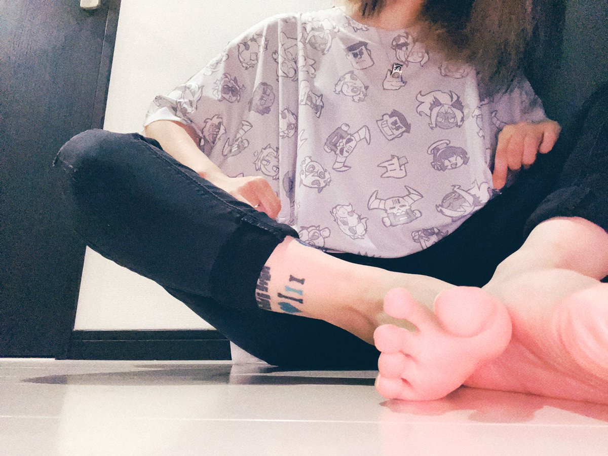 Tシャツ好きなんで
好きな漫画やゲーム、バンドTシャツはよく着る
1枚目の画像が今月買ったやつ😂多 