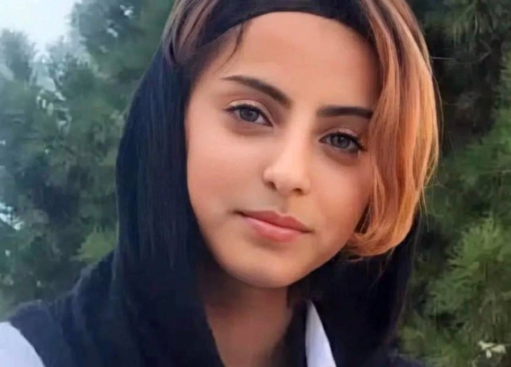 İran rejimi Abadan'da 17 yaşındaki öğrenci Sonia Sharifi'ye muharebe (Allah ve resulüyle savaşmak) gerekçesiyle idam cezası verdi. Sonia'ya bu cezayı "Molotof kokteyli hazırlamak" ve "Duvar yazısı yazmak" gerekçesiyle verdiler. Kana doymuyor teo-faşist alçaklar...