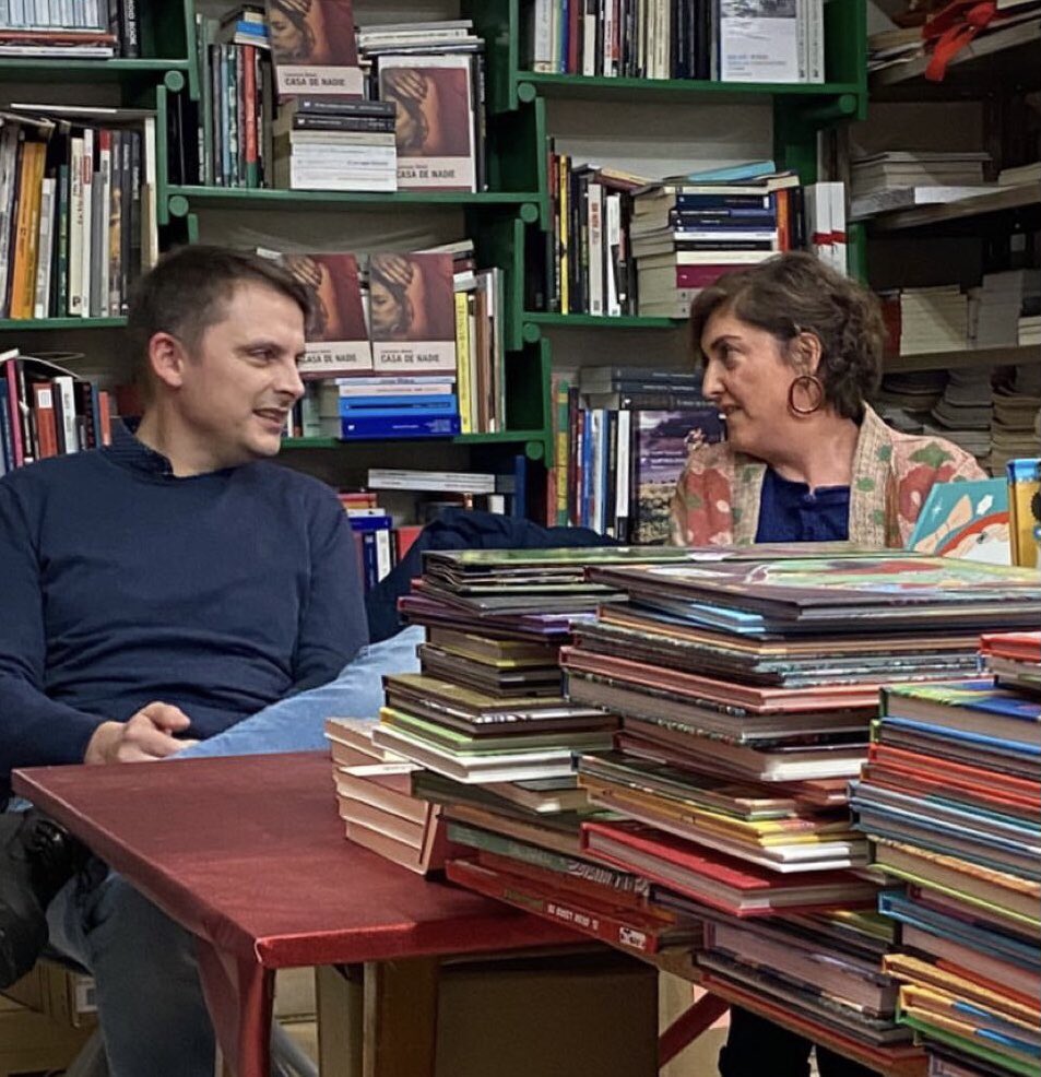 Muchas gracias a todas y a todos por haberse acercado ayer al fondo de Antígona. Gracias <a href="/Usietto/">Usietto</a> por tu lectura. Seguimos en #Barcelona 
#CasaDeNadie 
📸 <a href="/monmadamepatron/">Marina Patron Sanchez</a> 

@LauraBP21115130 <a href="/krysvask/">Krys Vask</a>