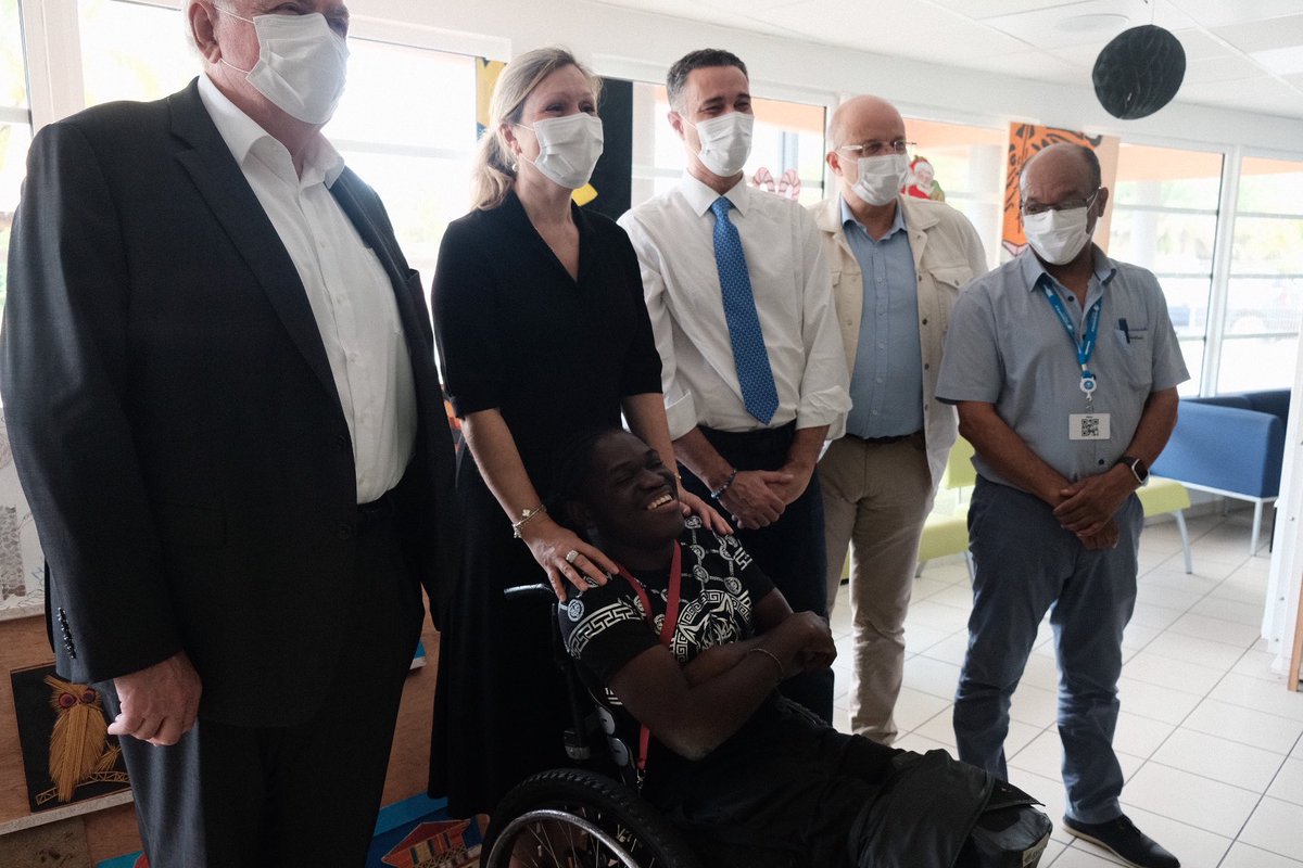 YaelBRAUNPIVET's tweet photo. Avec @max_orville, @GrudlerCh,  @StephaneBIJOUX et @AndreChassaigne, je visite la 🏠 d’accueil spécialisée du @GroupeSOS. Lieu de vie pour 60 personnes en situation de #handicap, on y apprend l’autonomie et la confiance.
Un modèle d’humanité et d’inclusion ici en Guyane. https://t.co/SmOew6mafZ