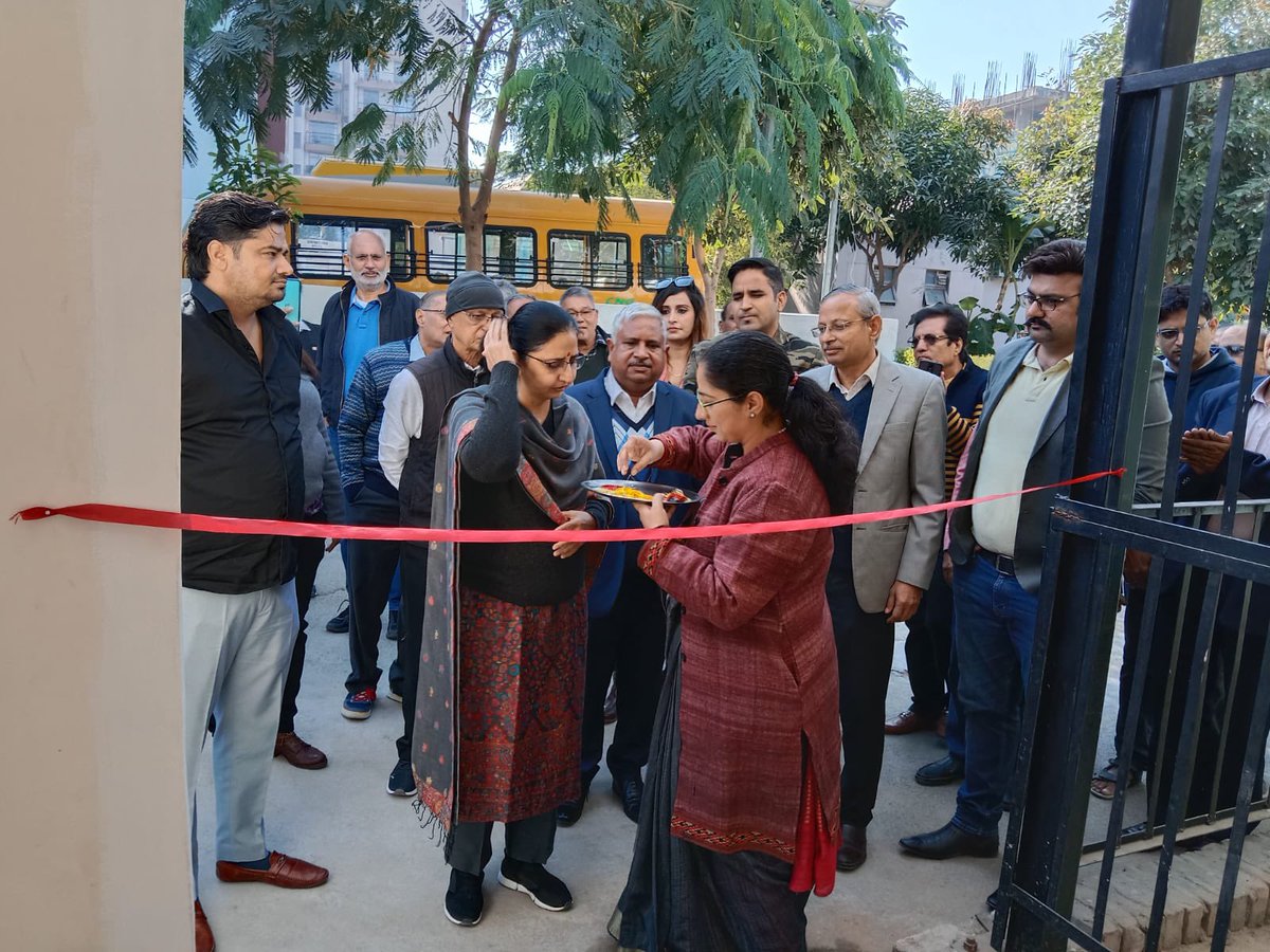 DevelopNewGgn's tweet photo. Launched the Campaign of #Society_Connect for #Nation_Building 
▶️Inauguration of Composting M/c
▶️Distribution of 2K+Jute bags &amp; Compost at NBCC Heights Society, Sec-89 in the presence of Ms @AlkaChaudhry (JC) @MCManesar &amp; residents of New Gurugram

@DEEPAKKAHUJA @ZC_zenith https://t.co/xdq1f50vZV