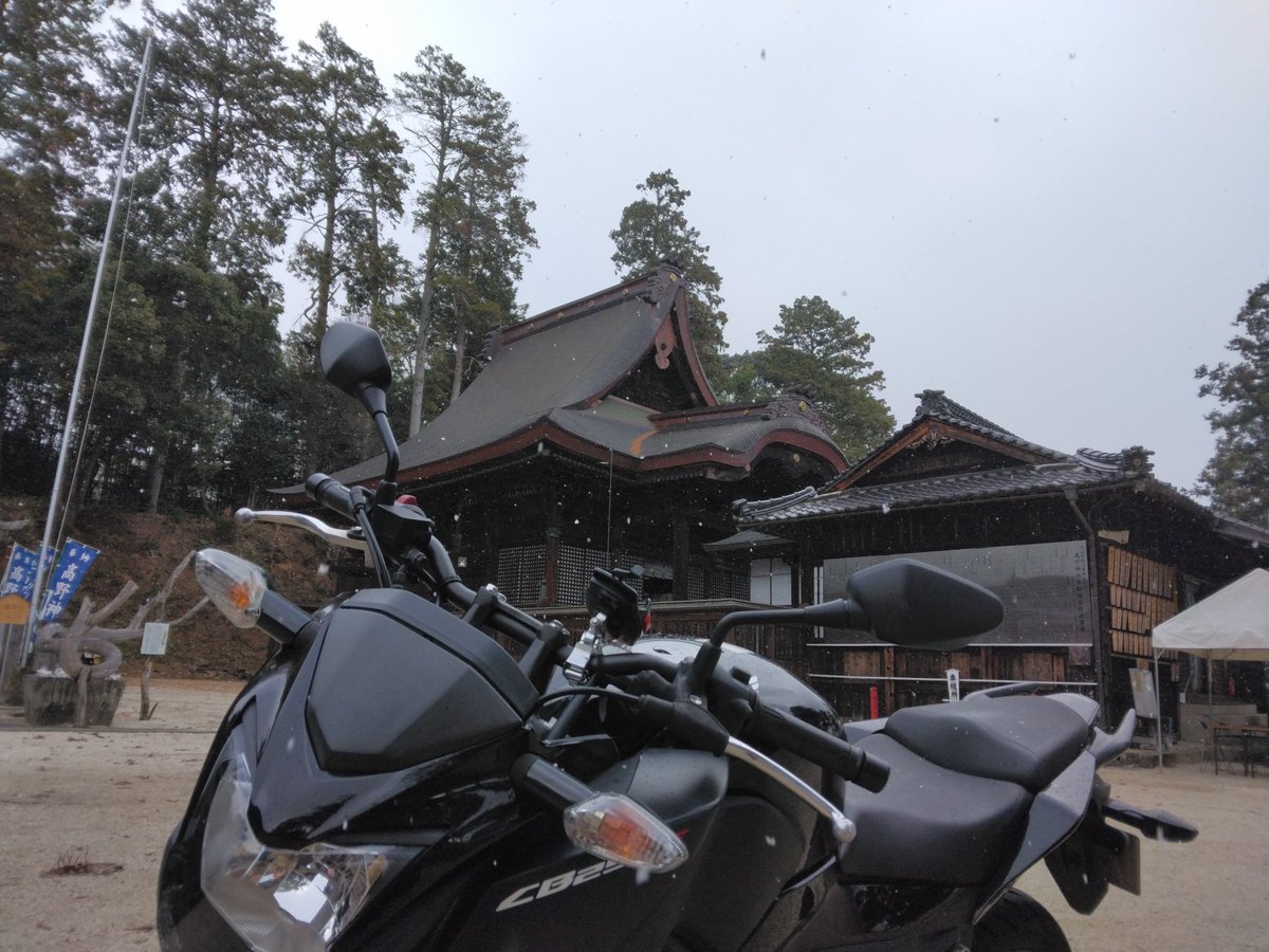 okam_9's tweet photo. 雪降ってきた https://t.co/RgbD9eM5cA