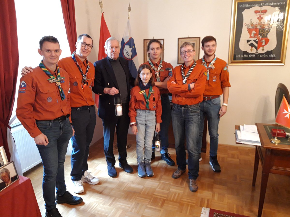 Na veleposlaništvu Suverenega malteškega reda je plamen Luči miru iz Betlehema sprejel svétnik Hugh Malim. Skavtom se je zahvalil za doprinos pri upoštevanju pomena miru in prepoznavanje pomembnosti osebnih dejanj pri zavzemanje za mir v družbi. 
<a href="/orderofmalta/">Order of Malta</a> 
<a href="/MalteskiredSVN/">Malteški red Slovenija</a>