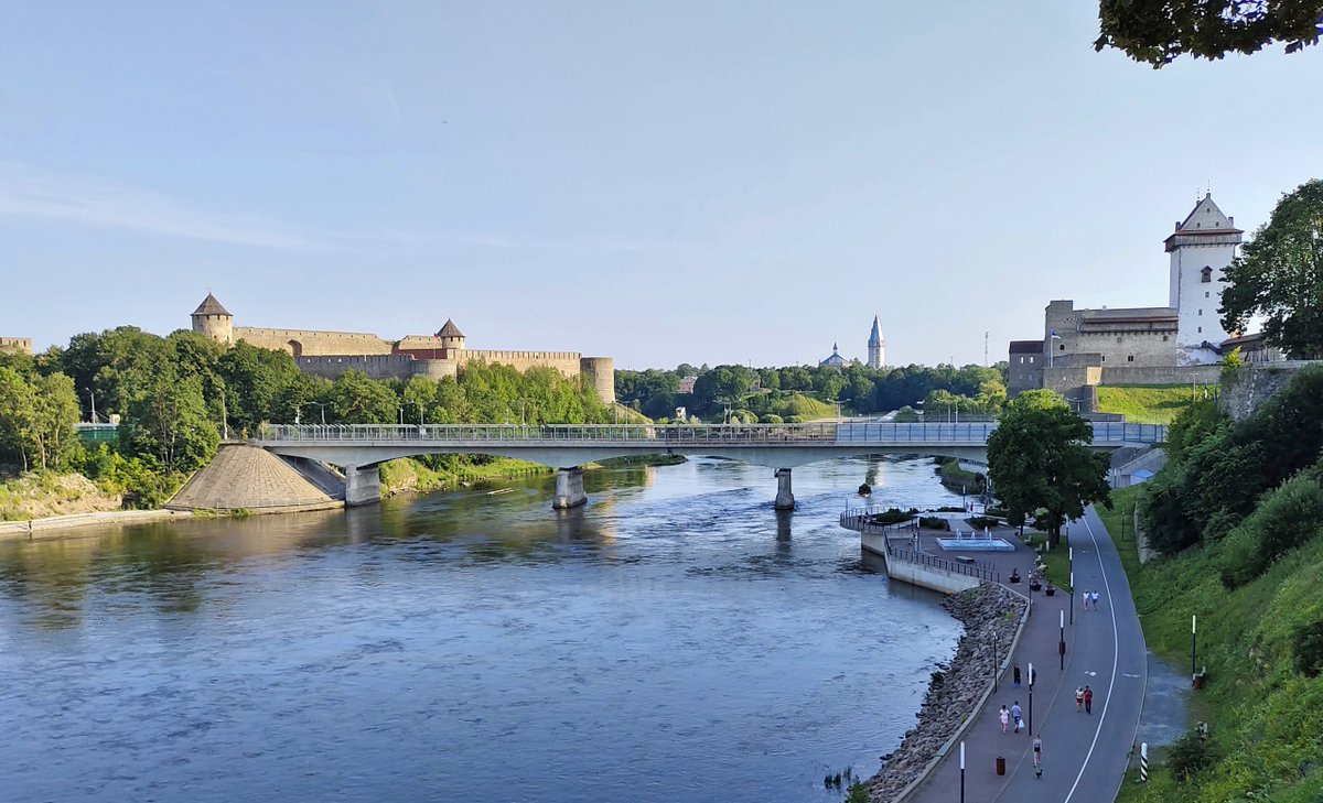 Pillandia's tweet photo. Border Bridge and Narva River embankment in Narva city (Estonia, foreground); Ivangorod (Muscovy) is in the opposite bank.
📸: August, 2022.
https://t.co/Pyty3XTytb
🇪🇪 #Eesti #Eestimaa #Estonia #Virumaa #Narva #Inkeri #Ingeri #Border #Grenze #Riigipiir #Muscovy #Moscovia https://t.co/OwNRYlVaoy