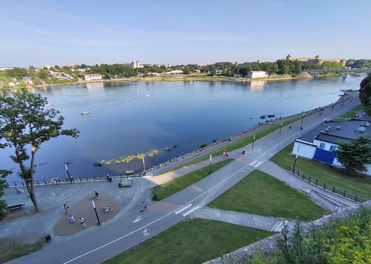 Pillandia's tweet photo. Border Bridge and Narva River embankment in Narva city (Estonia, foreground); Ivangorod (Muscovy) is in the opposite bank.
📸: August, 2022.
https://t.co/Pyty3XTytb
🇪🇪 #Eesti #Eestimaa #Estonia #Virumaa #Narva #Inkeri #Ingeri #Border #Grenze #Riigipiir #Muscovy #Moscovia https://t.co/OwNRYlVaoy