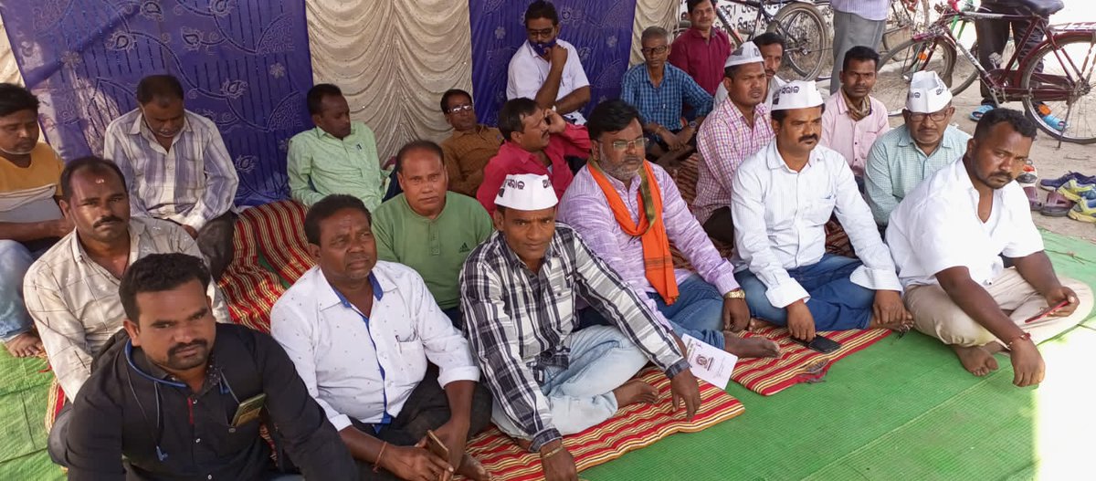 LaxmipandaKld's tweet photo. 31days long protest by the displaced shopkeepers union, Bhawanipatna in front of Bhawanipatna Municipality, Kalahandi Dist. @KldUlb_Bhpatna @KldSC_BhPatna @DmKalahandi Kindly resolve the issue @pradiptanaikbjp @SujeetKOfficial @basantpandabjp @MoSarkar5T @SecyChief @CMO_Odisha https://t.co/2gdRmo6cDE
