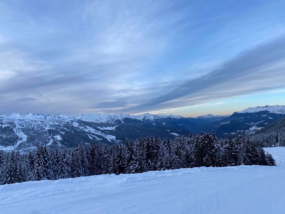 skihigher_com's tweet image. Gorgeous skies earlier this week as the day came to a close on the slopes in Meribel. It was a chilly one 🥶 but a gorgeous one! 

The resort is now fully open and in full swing, holiday makers have started arriving and are out skiing on the pristine slopes❄️