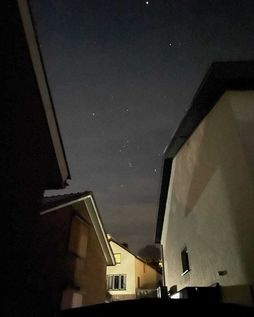 Het is veel te druk om er veel op uit te kunnen en dat vind ik eigenlijk erg jammer. Deze is van gisteravond toen ik thuiskwam. #orion boven de #gulperberg #mauricehertogfotografie #bienvenugulpen #sterrebeeldorion #winterwachter #nachtgeziendoordeiphone #iphonenightpic