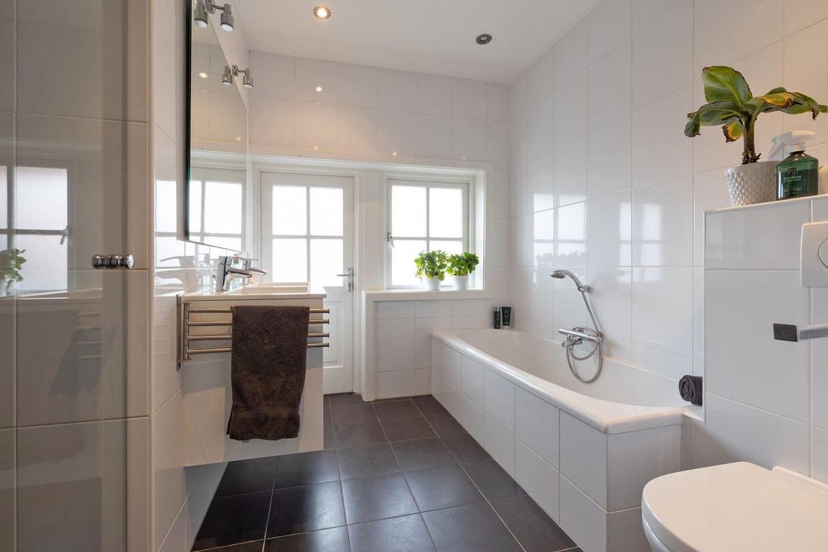 𝗡𝐢𝐞𝐮𝐰! Sfeervol wonen in één van de leukste en gezelligste buurten van Bussum. Zie je jezelf al zitten met een heerlijk glas bij de open haard?

📍F.C. Dondersstraat 35 📞(035) 6920740
Kom je kijken? Dan steken wij de open haard voor je aan!
bit.ly/3FnGLKw