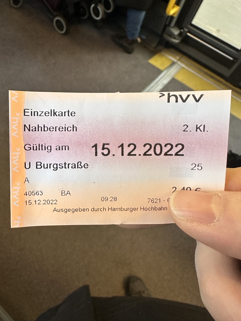 toco91's tweet photo. @hochbahn als ich in der App eine Fahrkarte kaufen wollte, gab es bei mehreren Versuchen nur Fehlermeldungen. Weil der Bus gerade einfuhr beim Fahrer gelöst. Im Bus dann wieder App geöffnet und offenbar ging der Kauf trotz Fehlermeldungen durch.
Was kann ich da jetzt machen? https://t.co/KY5l3rxc6A