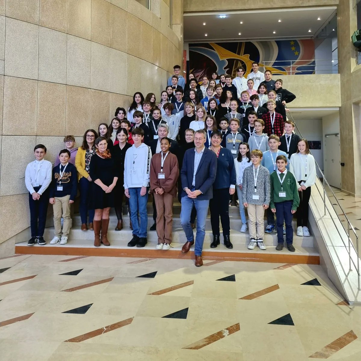 MFRvendee's tweet photo. 🗳 Hier a eu lieu la première séance plénière du Conseil départemental des jeunes de la Vendée au sein de l'hemicycle de l'Hôtel du département. Nos 4 élus MFR ont pu élire leur présidente et leur vice president pour ce nouveau mandat. 👏😊 https://t.co/rKIgDAbjSR