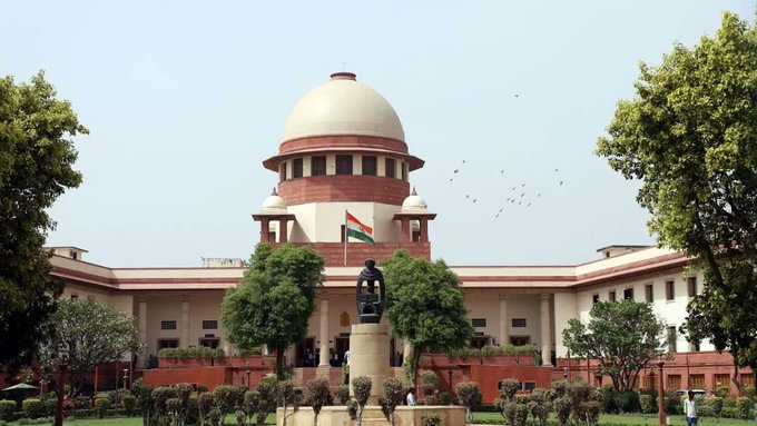 सुप्रीम कोर्ट ने गोधरा के दोषी फारूक को दी जमानत 

'उसने ट्रेन पर पत्थर फेंके थे, 17 साल जेल में रहा': CJI बेंच

 सॉलिसिटर जनरल तुषार मेहता ने किया जमानत का विरोध

"लोगों को बोगी में बंद करके जिंदा जलाया गया था"

सॉलिसिटर जनरल तुषार मेहता ने मामले को बताया जघन्य अपराध

#Gujarat