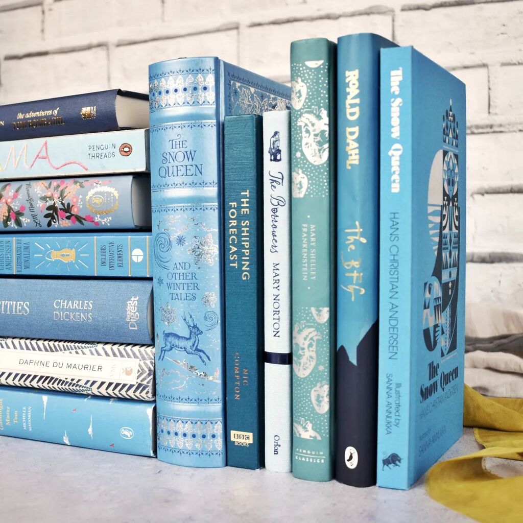 Blue for how cold it is and how much I wish I had one of those giant massive hoodies 🥶🥶🥶 instagr.am/p/CmL4k3Yr7IL/