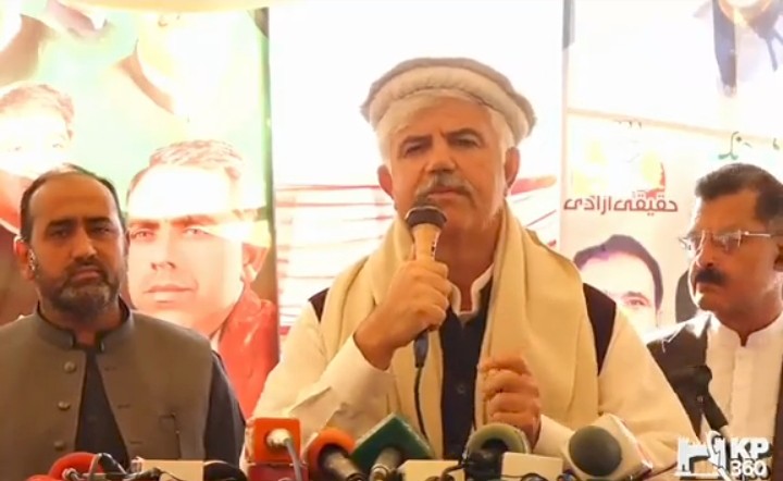 adil48732's tweet photo. KP Chief Minister Mehmood Khan's address to a public gathering in Mardan I thank the people of Mardan for the warm welcome. #CMKP_IN_MARDAN @KaleemU63 https://t.co/EHC5tAZY3q
