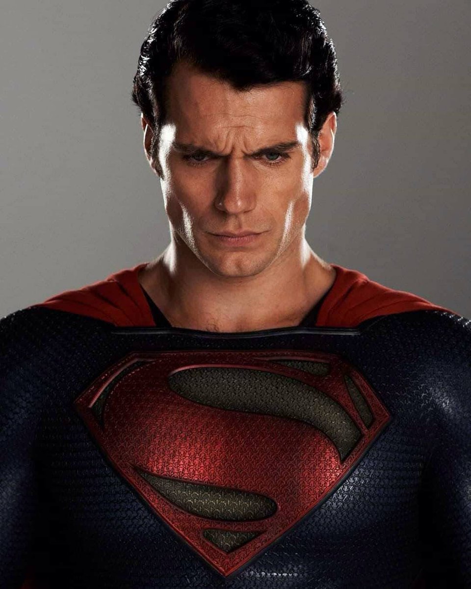 ClubDCSpain's tweet photo. Le hicieron regrabar nuevas escenas en 2017 para convertir su Superman en carne de meme, revelaron que no había más planes para él, anunciaron intención de recast el día de su cumpleaños, le llamaron para un cameo y anunciaron su regreso... Para ahora darle la patada definitiva. https://t.co/tkihHDmHGu