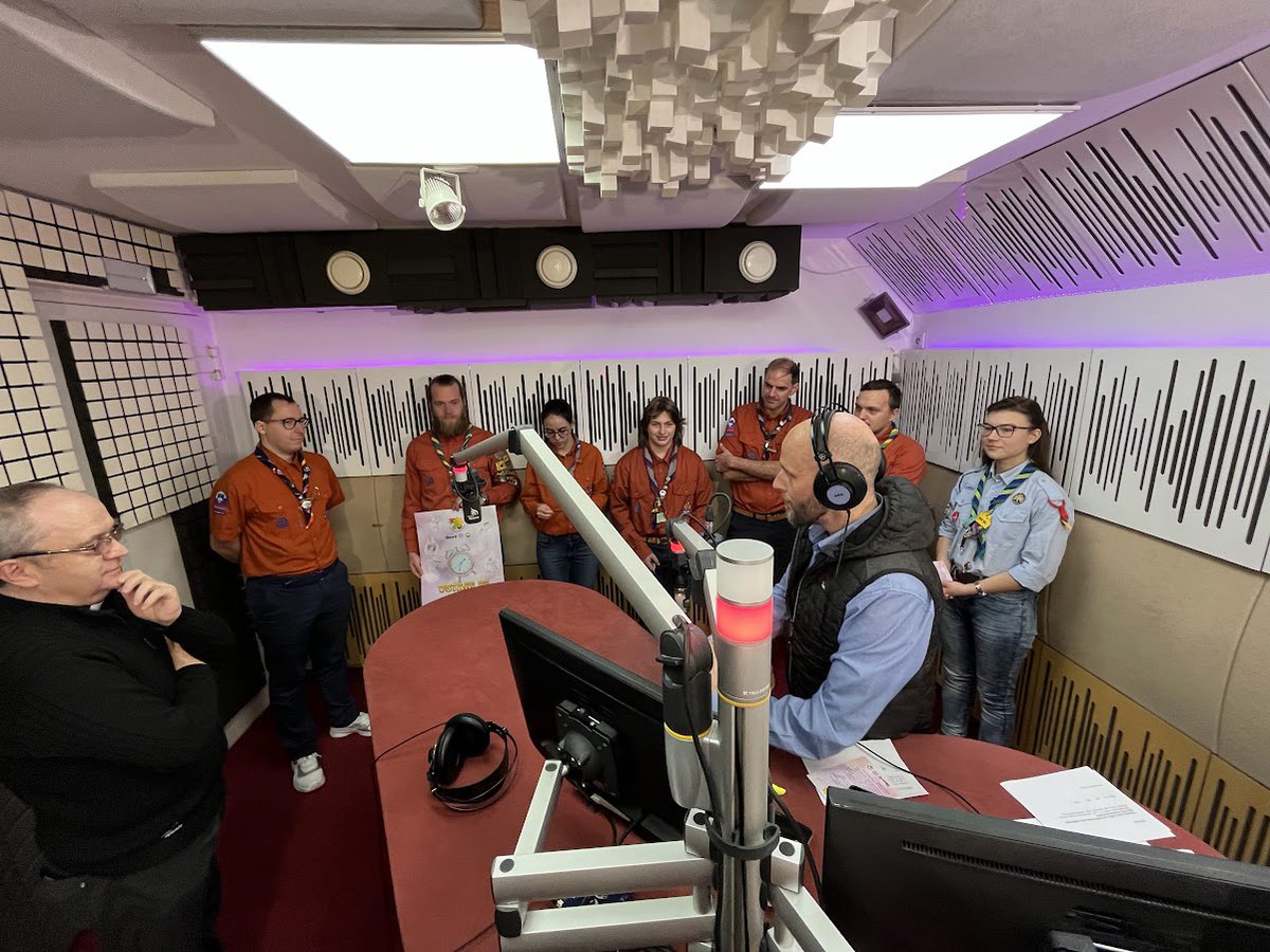 Skupina ⚜️skavtinj in skavtov je ravnokar prinesla 🔥plamen Luči miru iz Betlehema direktorju Radia Ognjišče in sodelavcem.
📻Seveda so šli v studio in pojezdili po radijskih valovih. 🏄‍♀️
<a href="/RadioOgnjisce/">Radio Ognjišče</a> 
#ZSKSS #LMB #vstaniinsveti