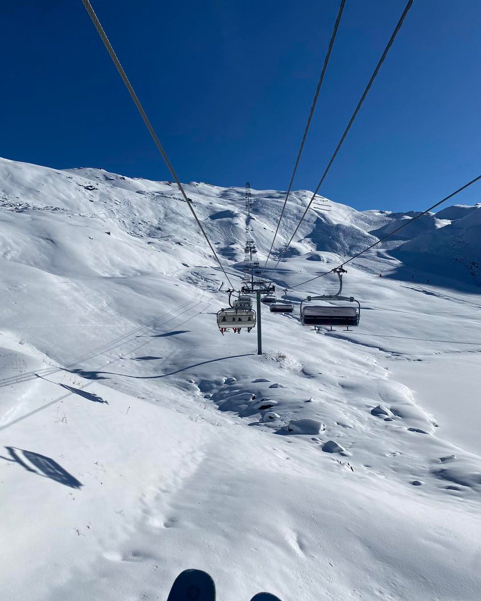 skihigher_com's tweet image. Hands up if you’ve missed this picture perfect view? 🙋🏼‍♀️ we certainly have 😍

Stay safe on the mountain today. There will be a few snow showers this afternoon above 2000m, and temps are still below freezing so wrap up warm if you’re heading out on the slopes!