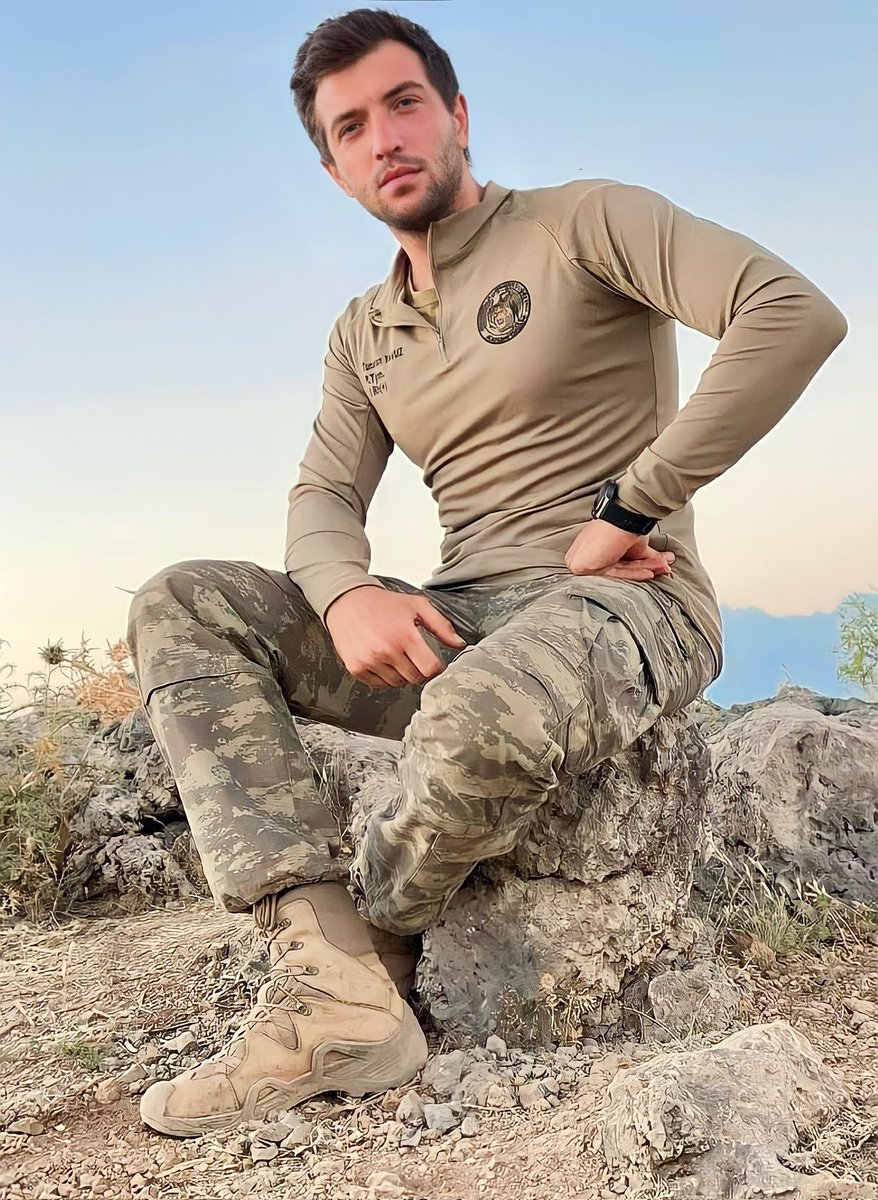 SehitlerOrdusu's tweet photo. Az önce Irak'ın Kuzeyinde hainlerin kalleş el yapımı patlayıcı (EYP)'li saldırısında şehadet şerbetini içen Üsteğmenimiz Tunahan Yavuz. https://t.co/qiuNNGKjng