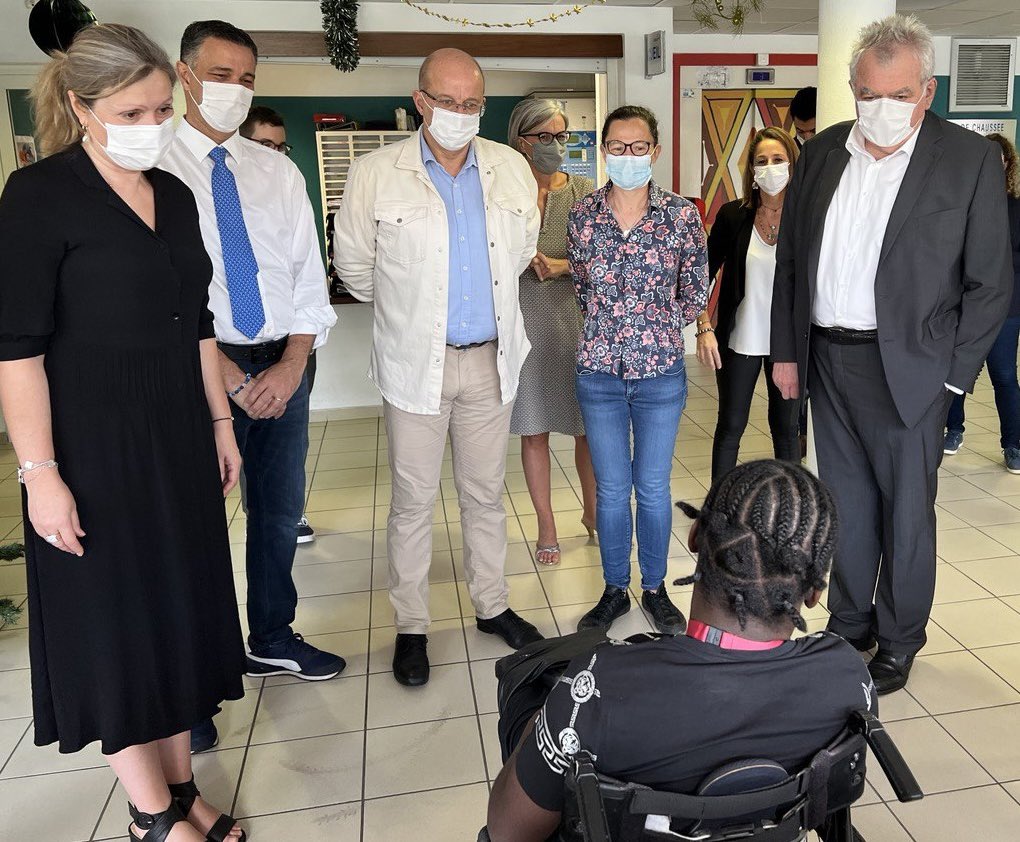 StephaneBIJOUX's tweet photo. A Kourou, les équipes de la Maison d’Accueil Spécialisé @GroupeSOS font un travail formidable au service d’adultes en situation de #handicap
Avec la Pdte de l’@AssembleeNat nous venons dire notre Respect pour la générosité, le professionnalisme et l’engagement contre l’exclusion. https://t.co/FxC0ojlEjq