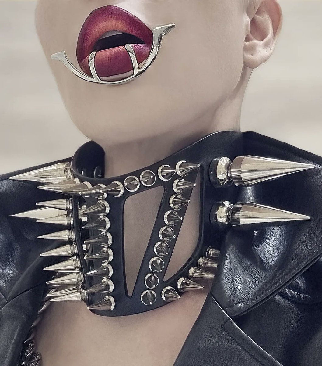 The BANSHEE SCREAM collar
#leather #leathercraft #collar #fetishart #goth
