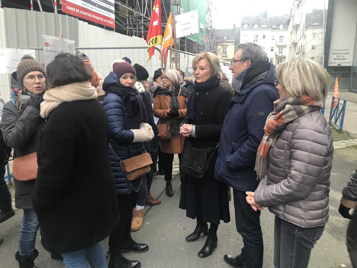 PourAlternative's tweet photo. A la rencontre des agents grévistes du conseil départemental de @lamayenne. 

Vous nous trouvez à vos côtés dans votre combat. Il est incompréhensible d'exclure certains agents administratifs des augmentations de rémunérations liées au Ségur. https://t.co/nQGyQFimBd