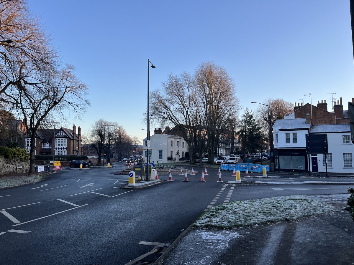 ⁦<a href="/Warwickshire_CC/">Warwickshire County Council</a>⁩ ⁦<a href="/stwater/">Severn Trent</a>⁩ another day dawns and still no work why am in not surprised. Still unnecessary 4 way traffic control congestion and pollution. Get the road open.