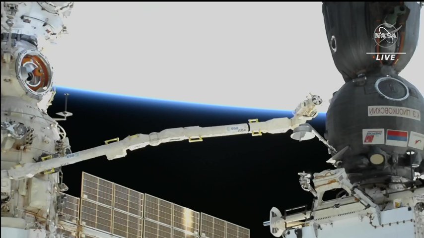 Kosmo_Michal's tweet photo. Dnes v noci došlo k úniku chladícího média LZ-TK2 z kosmické lodi Sojuz MS-22 zakotvené u stanice ISS. Zatím nedochází k přehřívání kosmické lodi. Pomocí manipulátoru ERA proběhla další inspekce. Pozemní týmy budou celou situaci analyzovat. Ve hře je i vypuštění náhradního Sojuzu https://t.co/LX38eheoZx