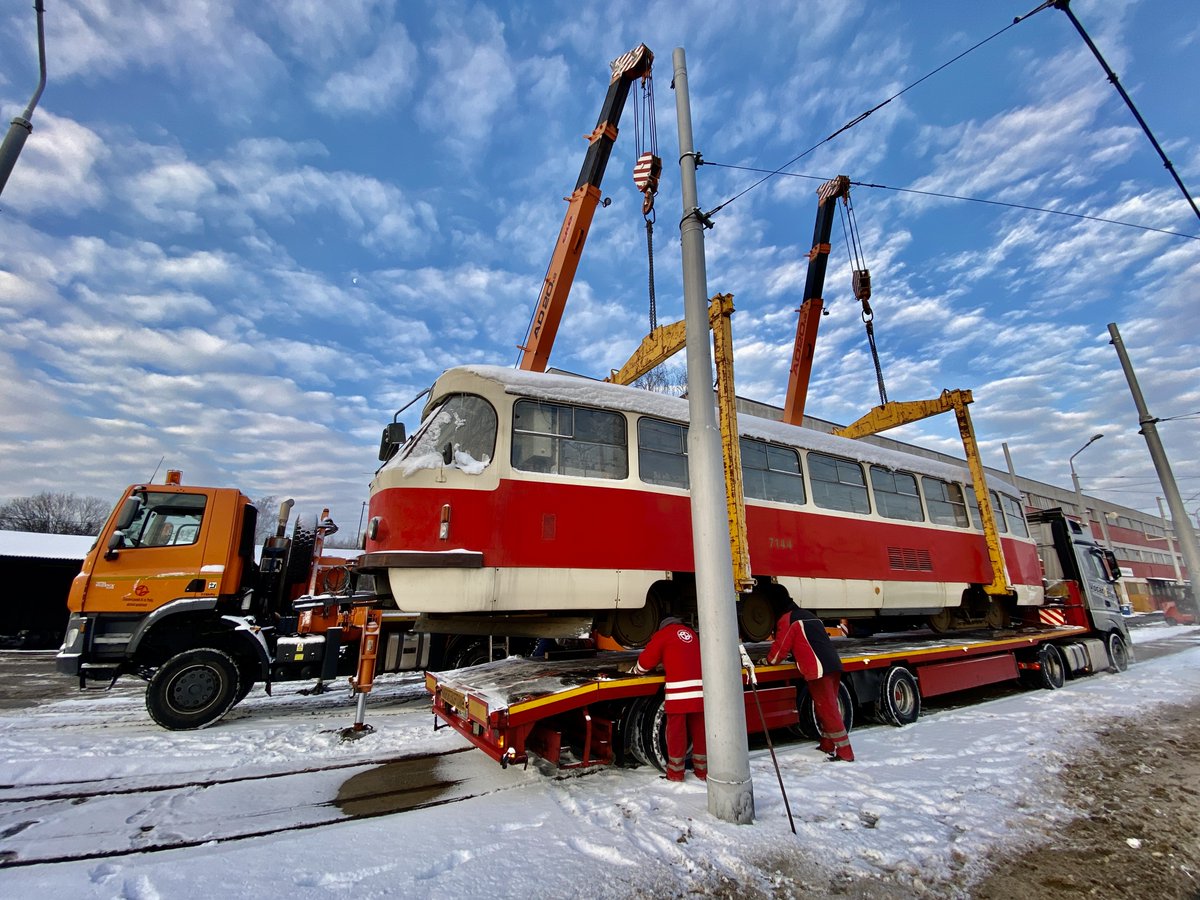 POSLEDNÍ ČTVEŘICE TRAMVAJÍ NA 🇺🇦 | V areálu ÚD v Hostivaři jsme dnes naložili poslední 4 🚋 tramvaje typu T3SU-CS (ev. č. 7144, 7191, 7282 a 7256), které ve spolupráci s <a href="/PrahaEU/">Hlavní město Praha</a> a prostřednictvím organizace <a href="/CLOVEKVTISNI/">Člověk v tísni</a> darujeme charkovskému dopravnímu podniku.