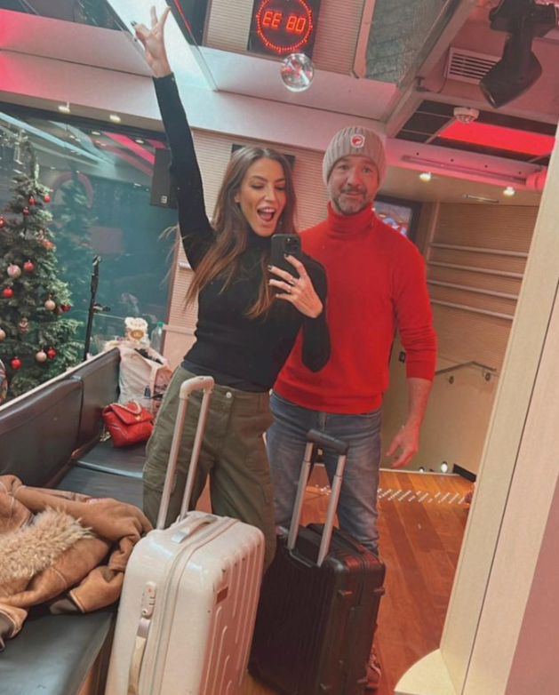 radiocheriefm's tweet photo. Alex et Tiffany sont prêts 🧳
🧸 Direction le Jura avec toute l’équipe du #RéveilChérie pour construire la plus grande pyramide de cadeaux du monde avec #Smoby, le plus grand fabricant de jouets français pour tous les enfants !!! 🥳 https://t.co/7HHGXR3C4P