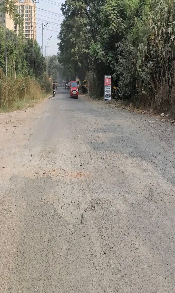 QueenofThane's tweet photo. @TMCaTweetAway &amp; @mybmc play blame games while people using Lodha Service Road in Majiwada suffer. #mumbai  #thane https://t.co/zrKzSyoLRl