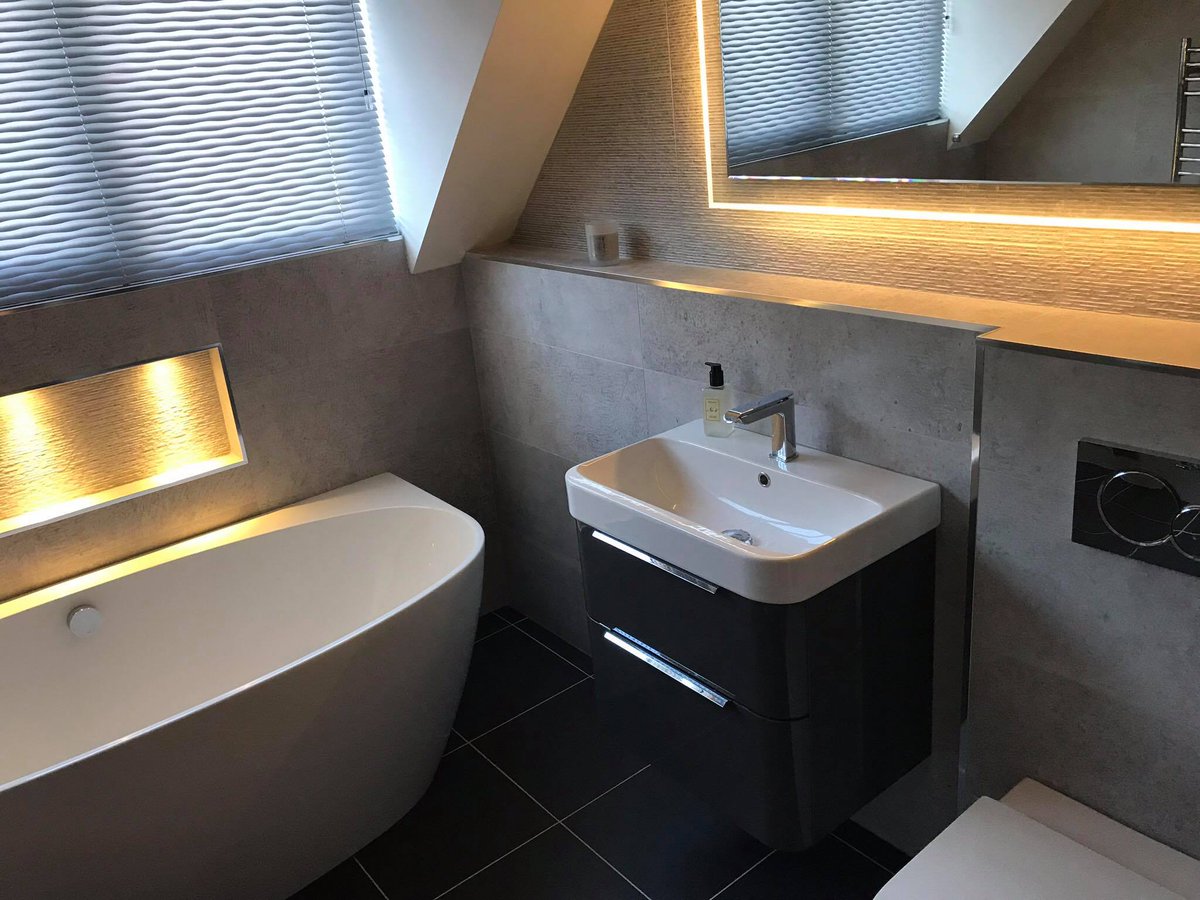 UnbeatableBath's tweet photo. Throw⬅️ Thursday!

We're STILL blown away by how this UB customer has used ambient lighting to create an inviting atmosphere! 🤩

Thanks for sharing! 🙌 #ShareMyUB

#Bathroom #BathroomDesign #BathroomGoals https://t.co/oPmO1bHWpK
