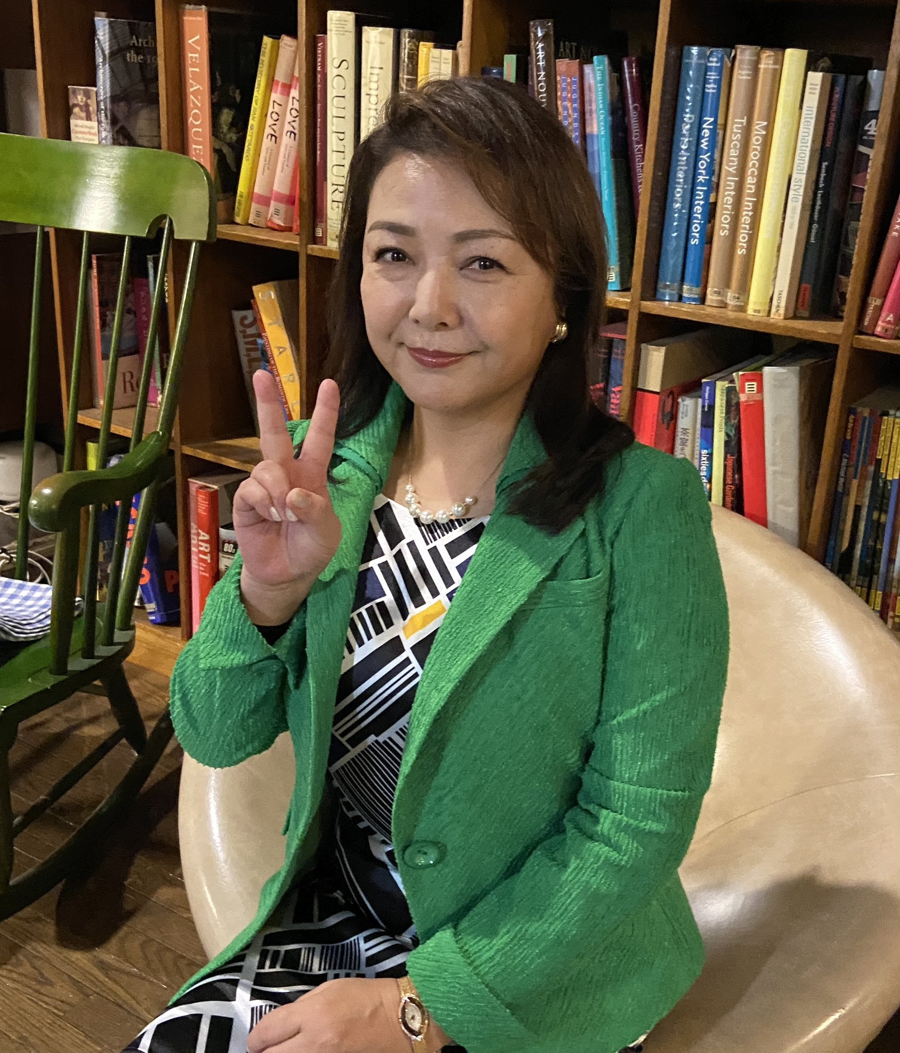 原日出子　 本日は #原日出子 さんのポスターオフショットをお届け‼️  日本一のオケのオーナーでスーパーゼネコン高階組会長の高階藍子役🌟 玉響に立ちはだかる強敵に💨 …という怖い役どころとは対照的でチャーミングな ...