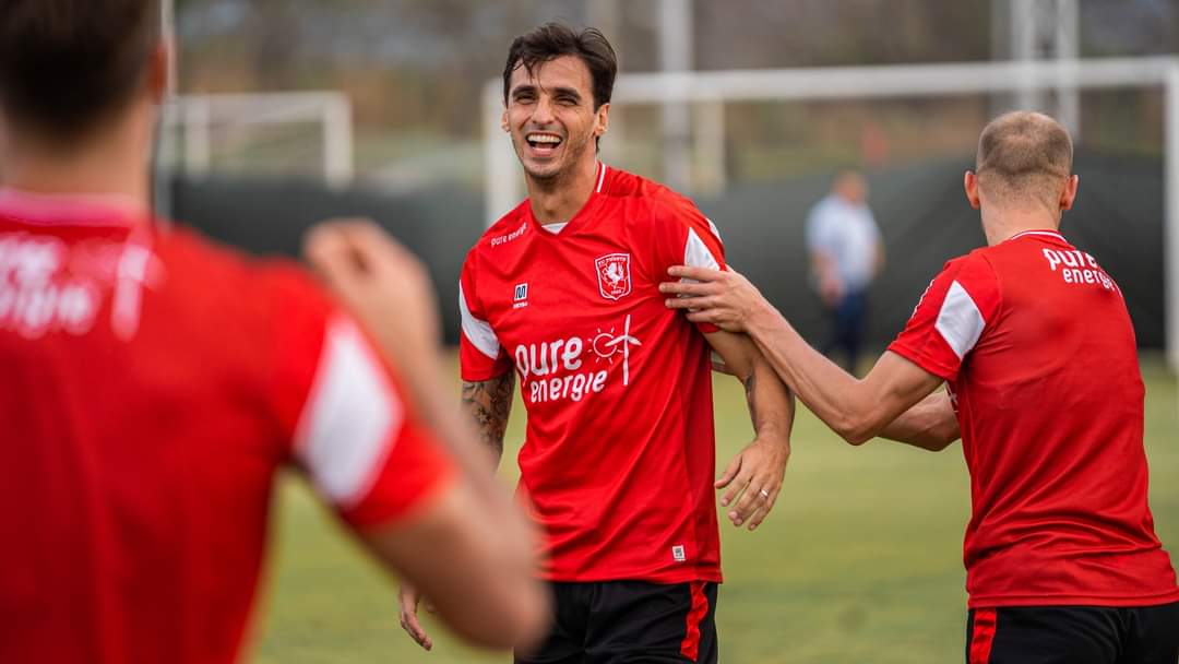 hengelozeman's tweet photo. Wat een ongelooflijke held. Brings back memories. 👑 #KingBryan #BryanRuiz #FCTwente https://t.co/aePyS6u1ig