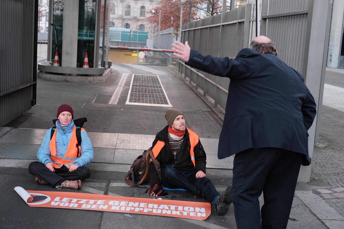 Direkt am Bundestag stehen unsere Menschen bereit und fragen die ankommenden Politiker:innen nach ihrem Plan.

Reden ohne Taten bringt uns um, <a href="/Wissing/">Volker Wissing</a>, <a href="/c_lindner/">Christian Lindner</a>, @Bundeskanzler, #Habeck, @SteffiLemke, <a href="/SvenjaSchulze68/">Svenja Schulze</a>, @ABaerbock.

Ihr Job ist es, Leben zu schützen!