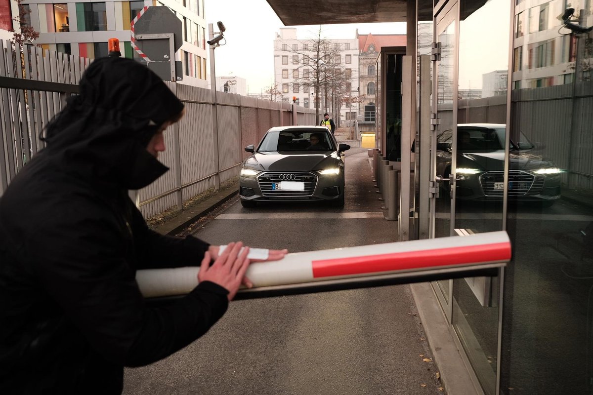 AufstandLastGen's tweet photo. Die Fakten hat die Wissenschaft geliefert. Die Lösungen kommen aus Wissenschaft, Zivilgesellschaft und Politik. 

Doch die Umsetzung können nur Sie in der Politik beschließen – Sie haben es in der Hand, drohende Katastrophen abzuwenden. https://t.co/QT51SD5rCK