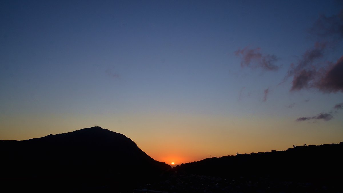 gerGnesdunK's tweet photo. 🌅 B R A N C H I N G O U T
📷 12.14.22
1⃣ Sunset thru branches.
2⃣ As seen on #HawaiiNewsNow weather.
3⃣ Another view with branches ...
4⃣ ... and without.
#⃣ #Hawaii #Ohu #Honolulu #Sunsets #HNN https://t.co/68xke67azv