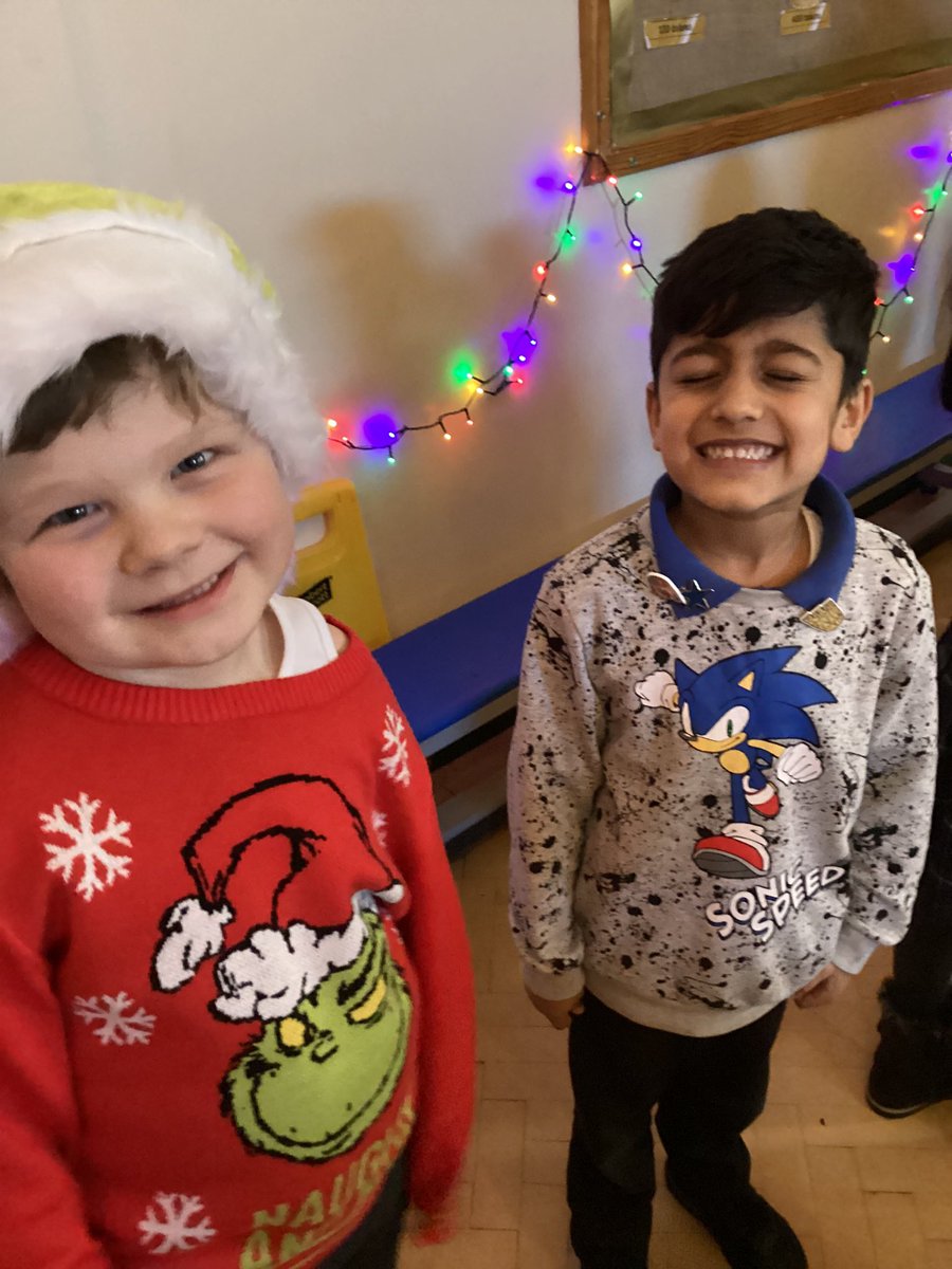 STPClass12HH's tweet image. Yesterday we had such a great time eating our yummy Christmas dinner. We even had crackers to pull! 🎄🤶🎅 @stpatsrochdale @STOC_CAT