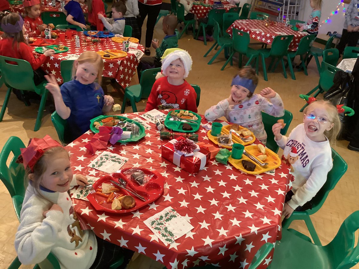 STPClass12HH's tweet image. Yesterday we had such a great time eating our yummy Christmas dinner. We even had crackers to pull! 🎄🤶🎅 @stpatsrochdale @STOC_CAT