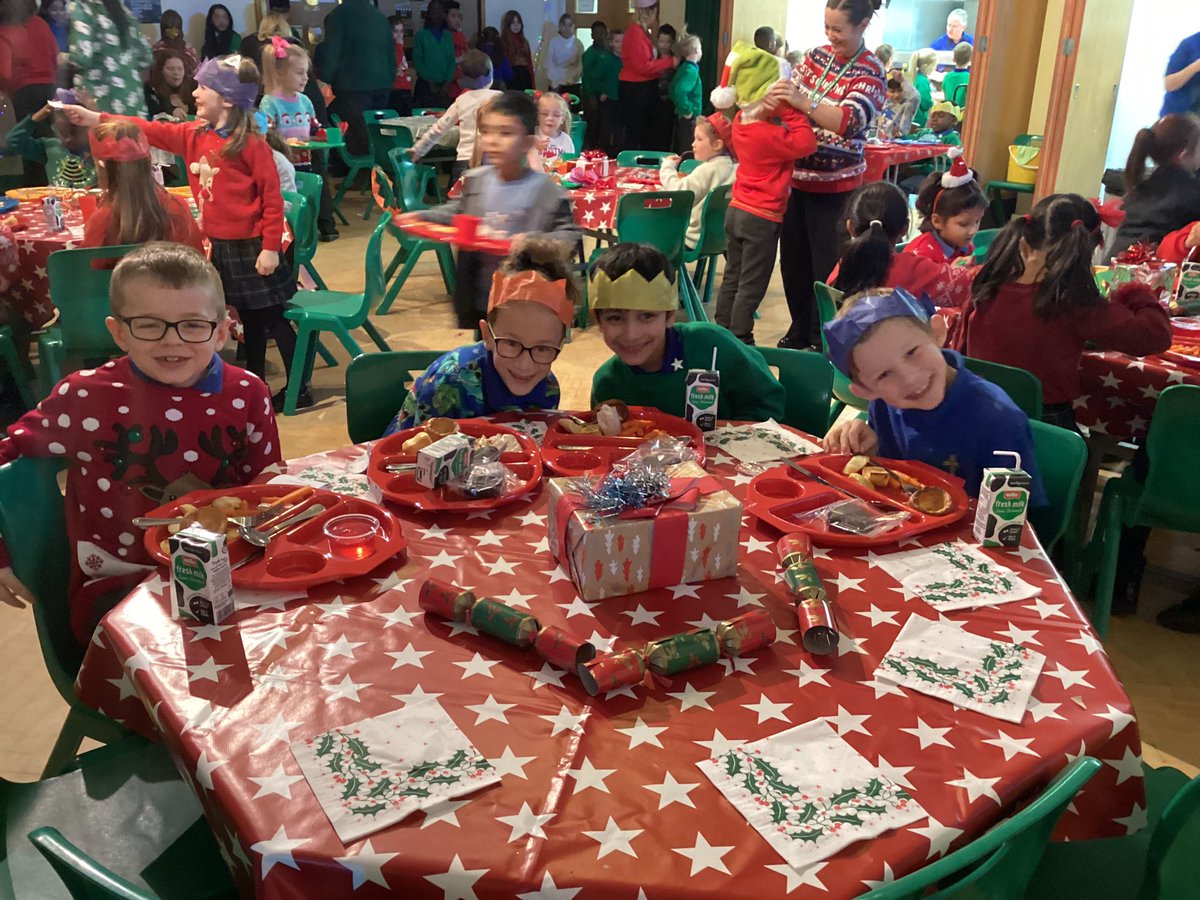 STPClass12HH's tweet image. Yesterday we had such a great time eating our yummy Christmas dinner. We even had crackers to pull! 🎄🤶🎅 @stpatsrochdale @STOC_CAT