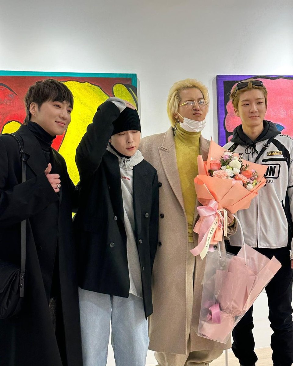 📸start.art.seoul

오님 작가님의 첫 개인전을 축하하기 위해 그룹 위너 멤버분들이 참석해주셨습니다!

instagram.com/p/CmLuHvbJZs2/…

#강승윤 #KANGSEUNGYOON #승윤 #Seungyoon #위너 #WINNER