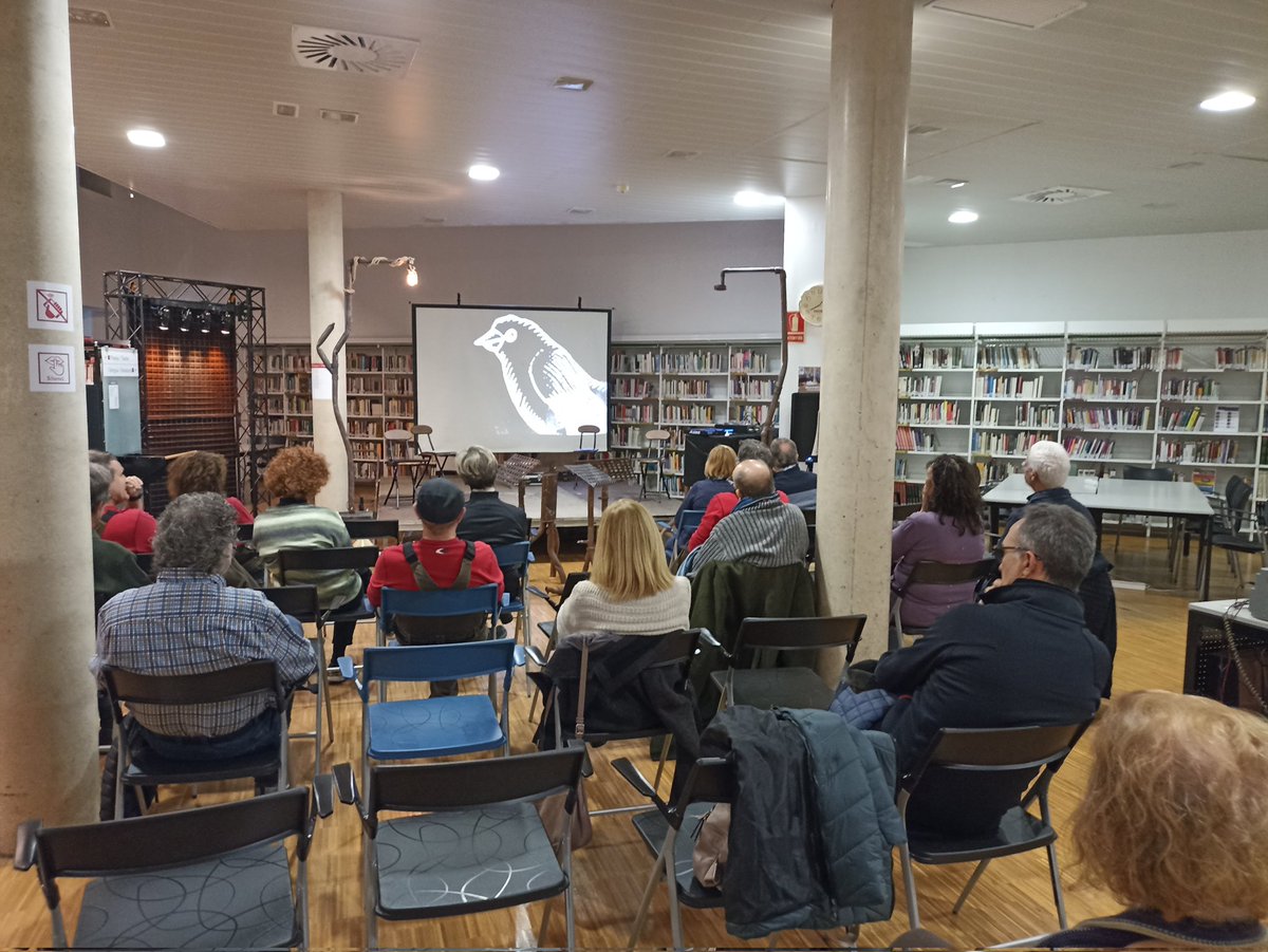 BiblioVendrell's tweet photo. Ahir, #SalaGeneral de @BiblioVendrell, vam tenir accés al món poètic de #Viladot, a través de la paraula, la poesia visual, a estones el joc, a estones l'humor amb la representació de l'espectacle "M'estreno sota la dutxa", a càrrec de la companyia #Cassigalls en l'@AnyViladot https://t.co/aUJE8pKp50