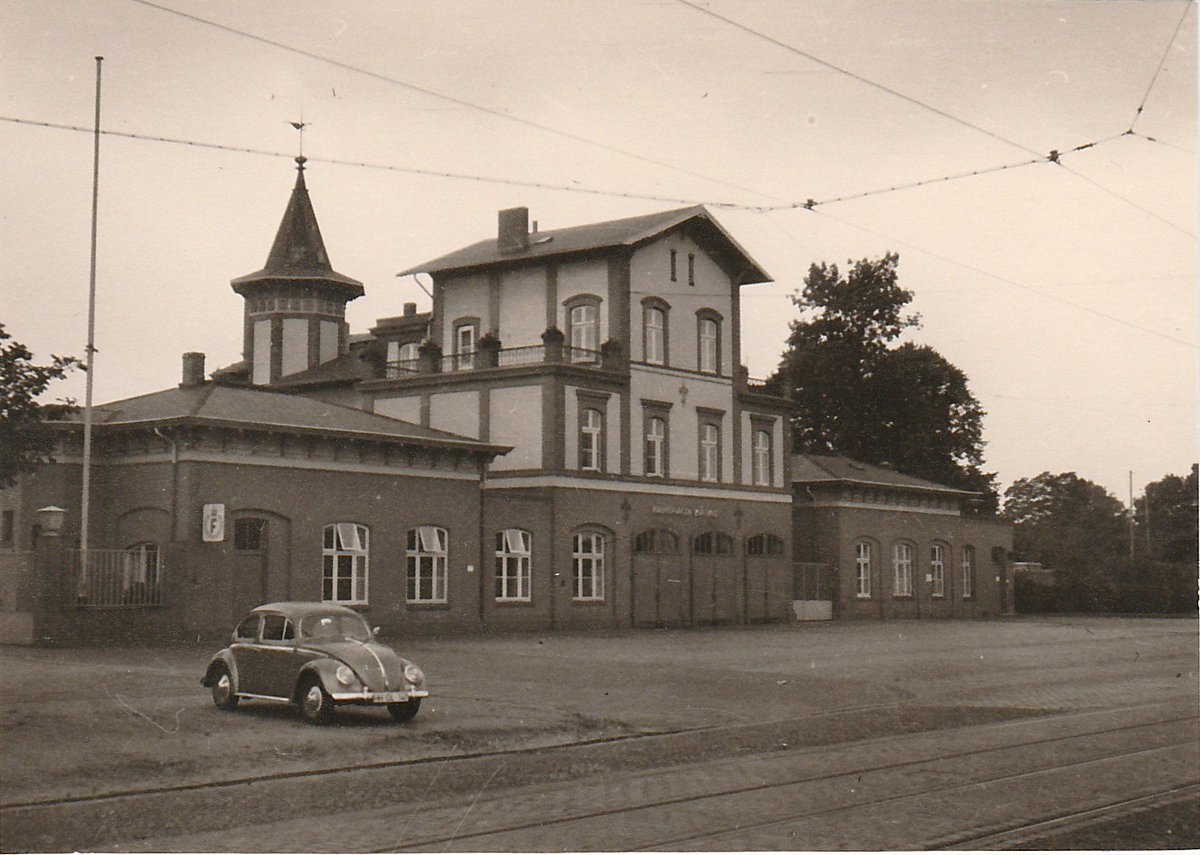 Die Feuerwache 3 an der Glacischaussee wurde vom 7. August 1875 bis zum 1. Januar 1990 von der Feuerwehr Hamburg betrieben. Im Zuge mehrerer Umnummerierungen trug die Wache 3 ab 1. Oktober 1965 die Nummer 33 und ab dem 1. Januar 1976 die Nummer 17.