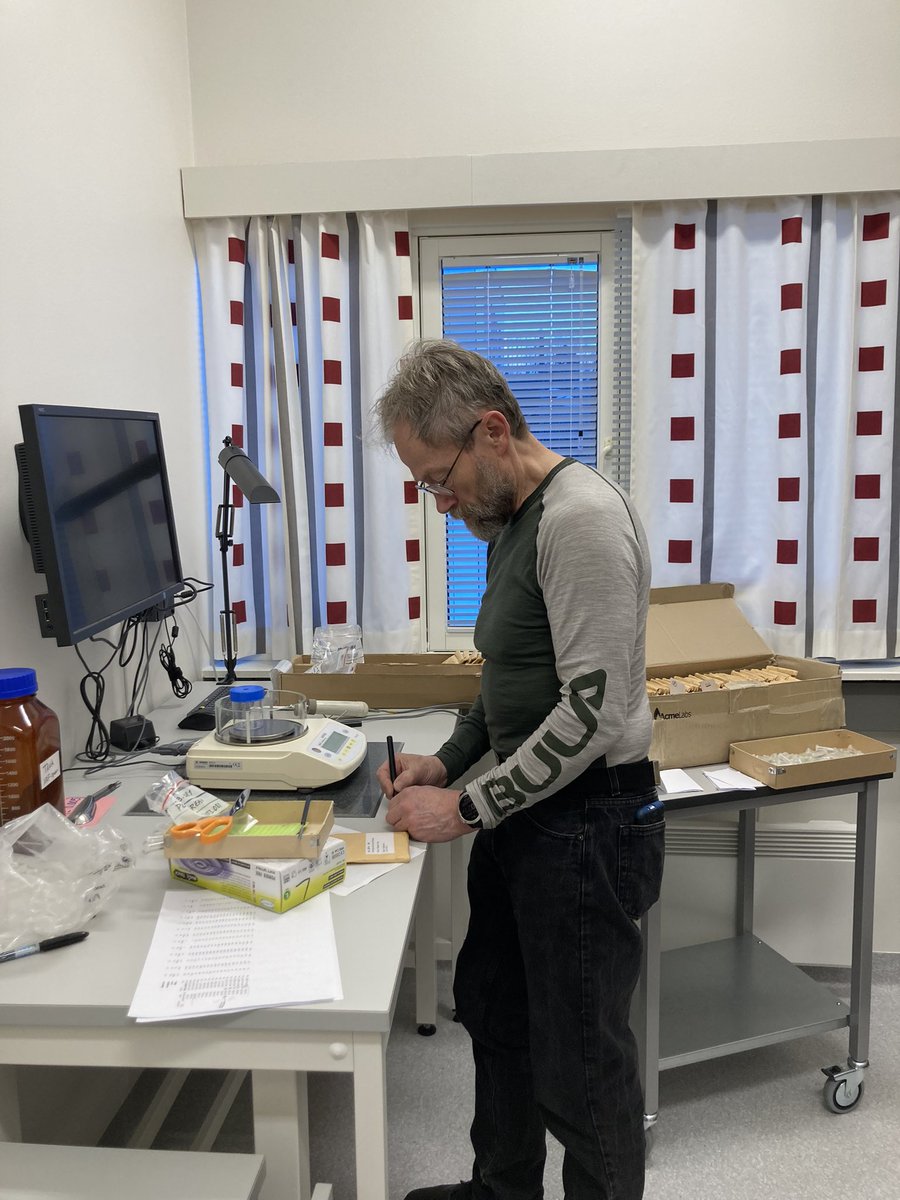 UrbangeoN's tweet photo. Det er mange steg til et sluttprodukt 😅 #geokjemisk #analyse av #pukk krever #standardprøver og #prøver til #reanalyse for kvalitet i #dataserien. Sammen med kollega Tor Erik Finne på @NGUgeology #lab 🤩. ❤️ #geologi, #seksjon for #samfunnsgeologi https://t.co/fpyeBnN3Ax