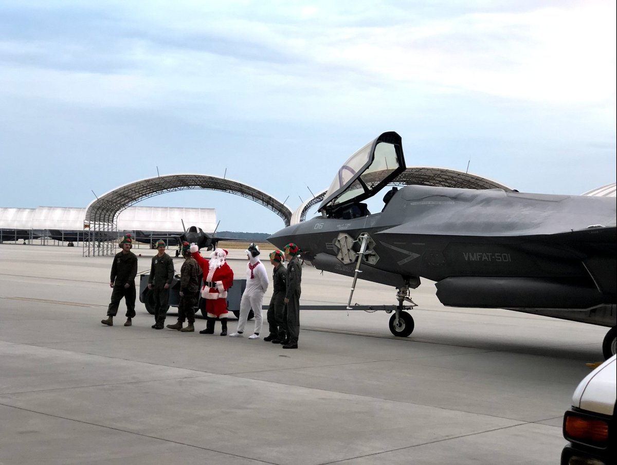 AviationA400m's tweet photo. #F35 #SantasHelper #SantaAndHisNewRide https://t.co/dPc0S4zoZI