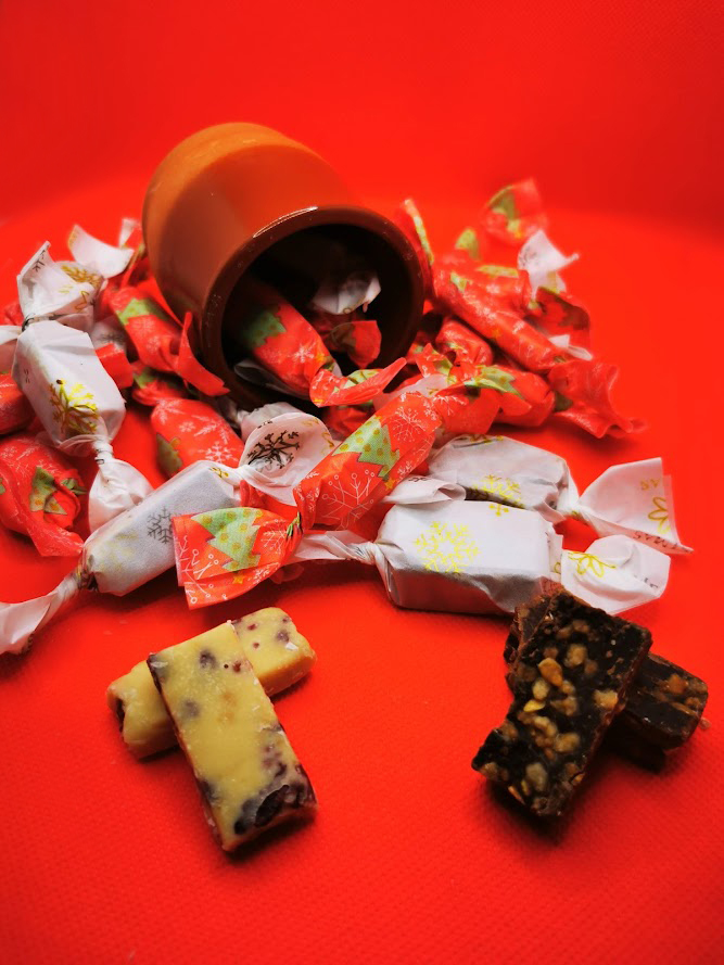 SweetPawsMadrid's tweet photo. Seguimos enseñándoos las delicias que podéis degustar estas #Navidades en las #SweetBoxes! MiniTurroncitos:
- Baileys con Chocolate negro, pistachos y almendra crocanti.
- Oreo con Chocolate blanco y Nutella.
- Kinder Bueno con chocolate blanco y ganache de chocolate negro. https://t.co/vncktqoA1Q