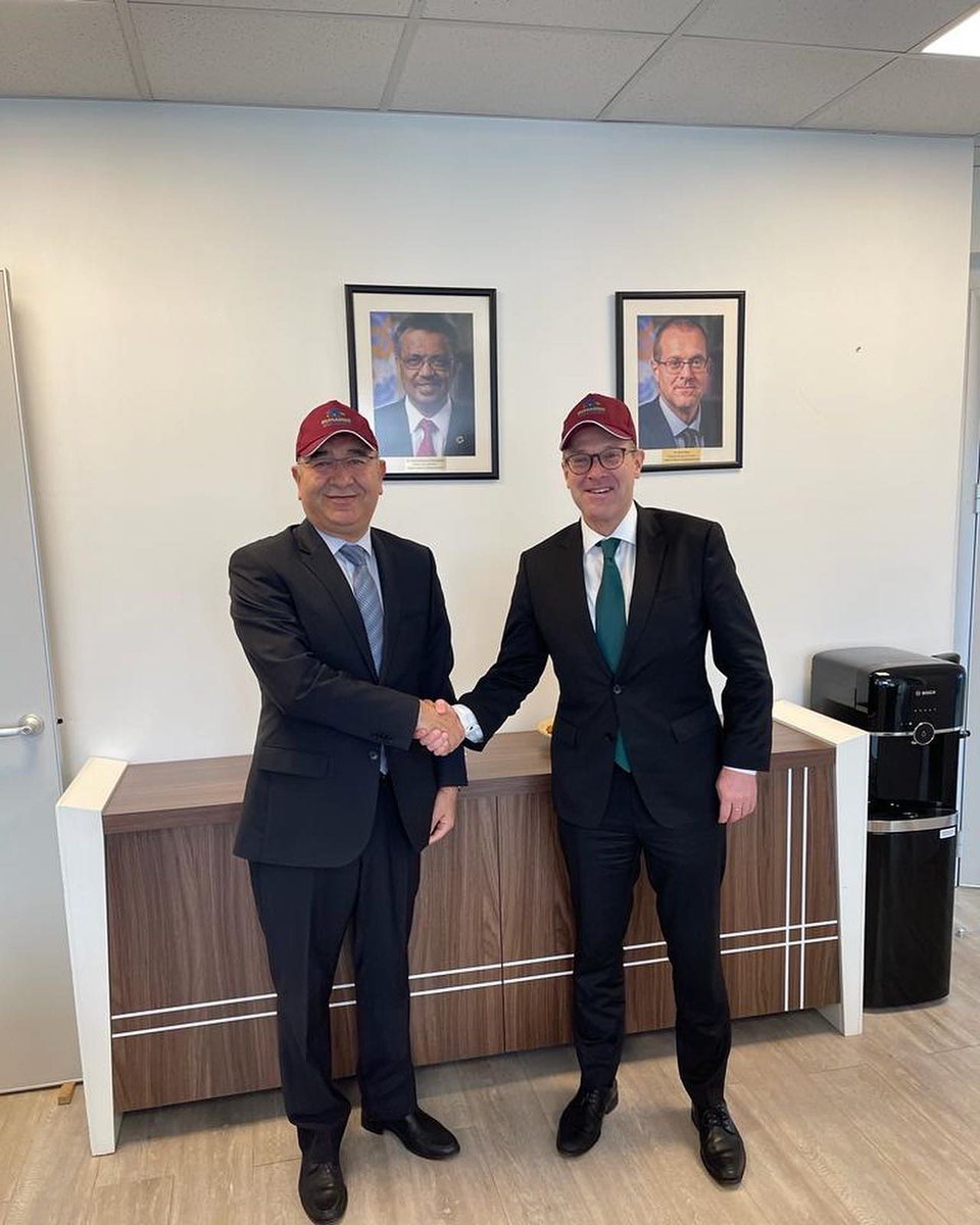 Sevgili Dumansız Kampüs inisiyatifi gönüllüsü arkadaşlar, çok büyük bir başarı ile yürüttüğünüz program ile ilgili olarak DSÖ Avrupa Bölgesi Direktörü Dr. Hans Kluge’a bilgi verdim. 
<a href="/hans_kluge/">Hans Kluge</a>  <a href="/saglikbakanligi/">T.C. Sağlık Bakanlığı</a>  <a href="/WHO_Turkiye/">World Health Organization in Türkiye</a> <a href="/BBerdyklychev/">Batyr Berdyklychev</a> <a href="/sbudumansiz/">dumansızkampus</a>