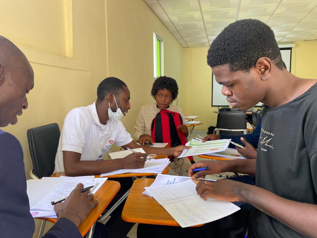 FoAAngola's tweet photo. Segundo dia de formação sobre Liderança e Valores Demócraticos para Jovens Angolanos./Lunda-Norte /Dundo.
#FriendsofAngola
@NEDemocracy
#ProjectoAgir
#Anajuc https://t.co/y2YcZGeFLw